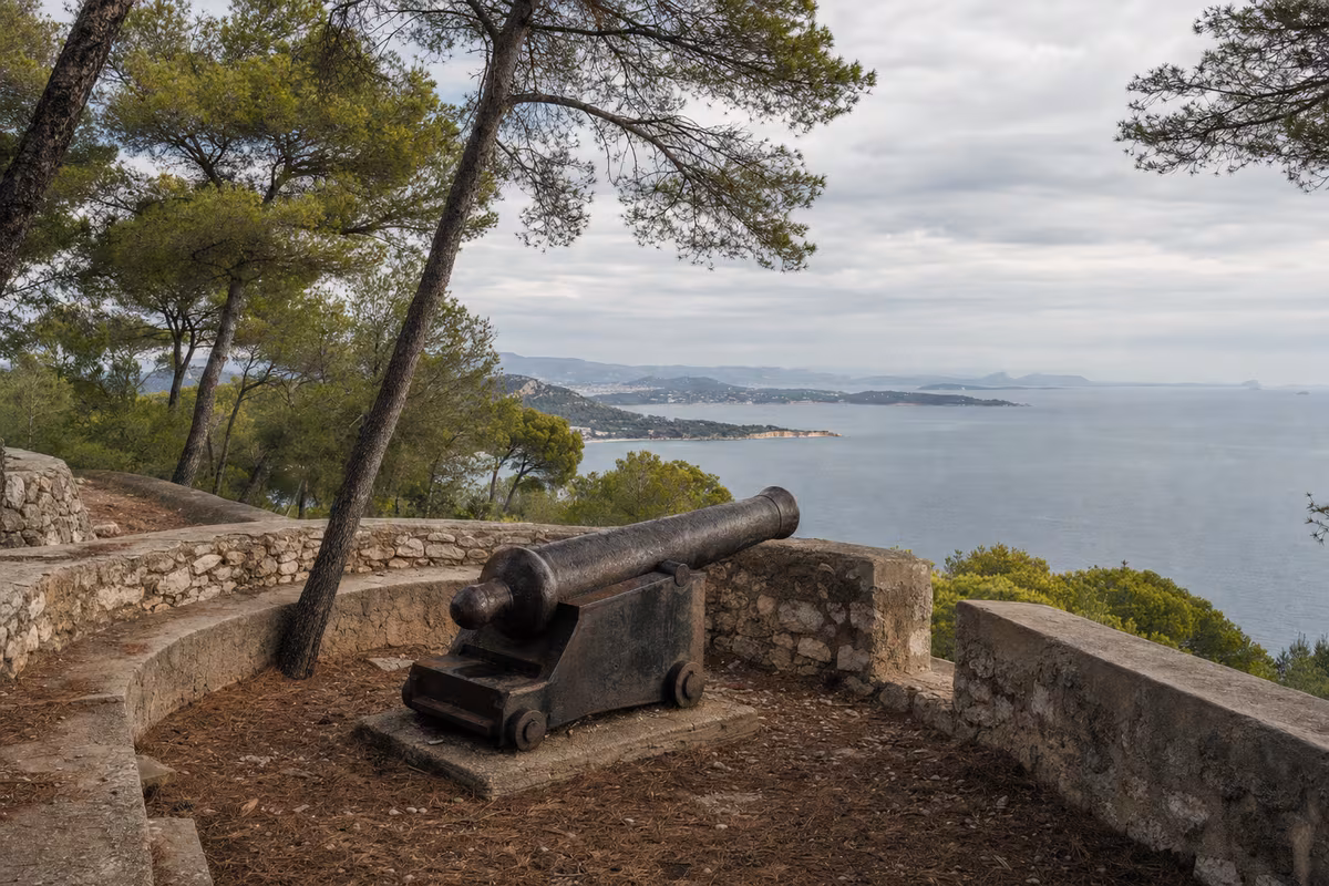 Fort de la Colle Noire dominant la rade de Toulon