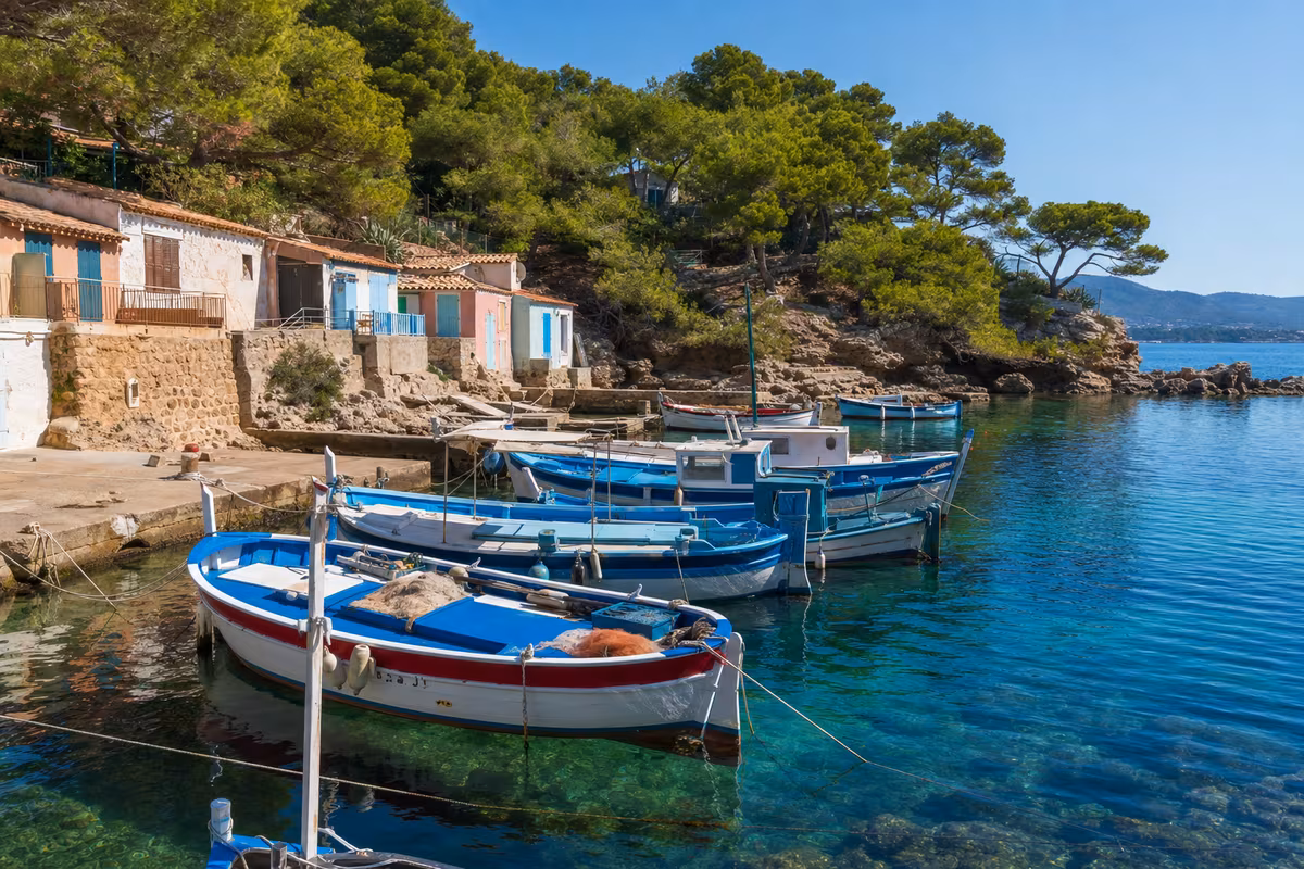 Le port des Oursinières au Pradet, barques de pêche dans la crique