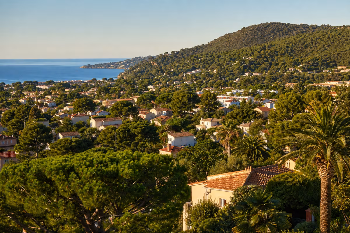 Le village du Pradet et les collines vertes au-dessus de la Méditerranée